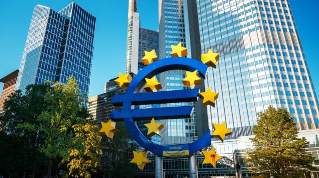 Símbolo do euro em Frankfurt, Alemanha. Foto: frimufilms/freepik