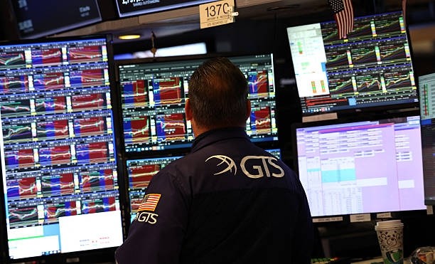 Wall Street desacelera com dúvidas sobre altas avaliações e cautela do Fed