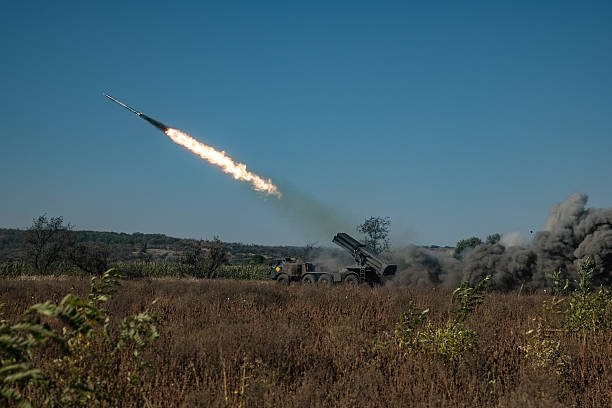 EUA permitem que Ucrânia use mísseis de longo alcance contra alvos russos