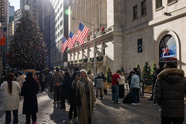 Bolsas globais rumam para recordes em 2025 com expectativa de corte de juros do Fed