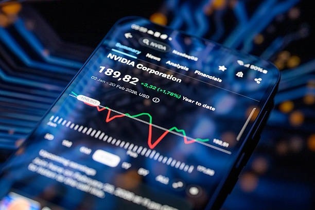 Ações globais se estabilizam com temor sobre tarifas e impacto da IA