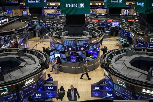 Wall Street avança levemente com foco na decisão do Fed e tensão no Oriente Médio