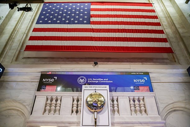 Wall Street inicia semana de balanços com leve queda e cautela no radar