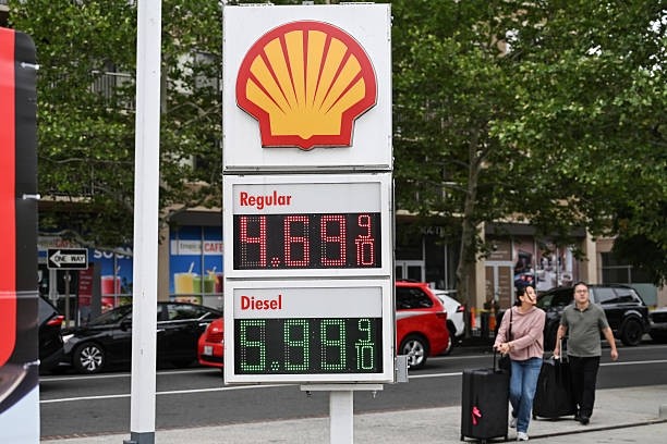 Petróleo despenca com avanço nas negociações entre EUA e Irã