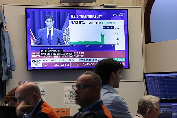 Wall Street avança com trégua no Oriente Médio, mas investidores mantêm cautela antes de novos dados econômicos