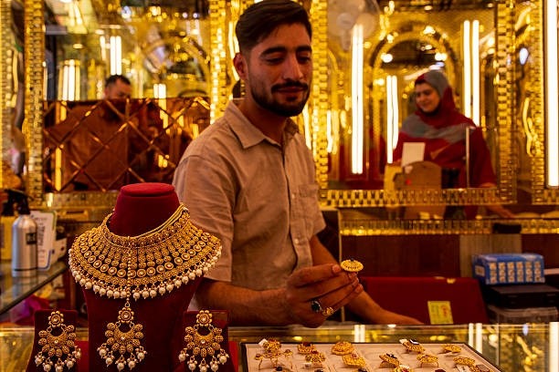 Ouro recua com escalada das tensões entre EUA e Irã e expectativa de juros mais altos nos EUA