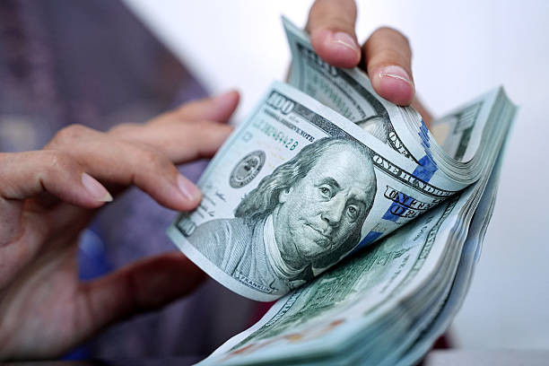 Dólar enfrenta resistência técnica e testa força para iniciar nova alta