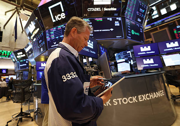 Wall Street sobe após inflação dos EUA desacelerar e grandes bancos divulgarem lucros acima do esperado