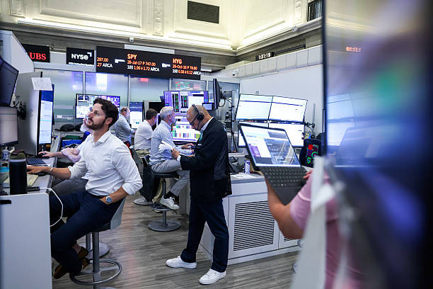 Wall Street fecha em queda com tombo das ações de chips e tensão no Oriente Médio
