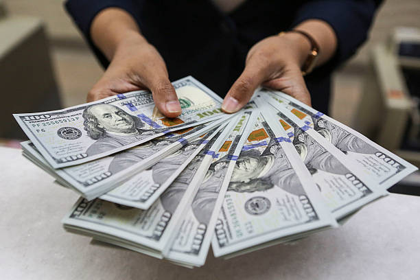 Dólar oscila com conflito entre EUA e Irã; libra avança com mudança de governo no Reino Unido