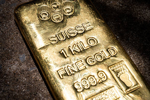 Ouro sobe com queda do dólar e petróleo recua diante de expectativa por acordo entre EUA e Irã