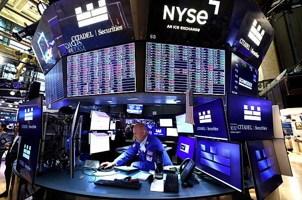Wall Street oscila com realização em tecnologia enquanto ouro dispara
