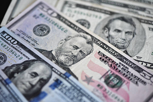 Dólar ganha força antes do Payroll, enquanto mercado acompanha negociações com o Irã