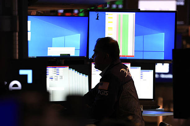 Wall Street recua com tensão entre EUA e Irã, mas tecnologia limita as perdas