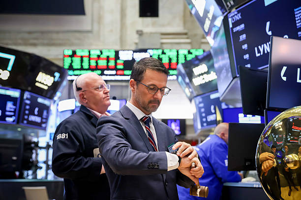 Bolsas globais caminham para maior queda semanal desde julho, enquanto dólar cai