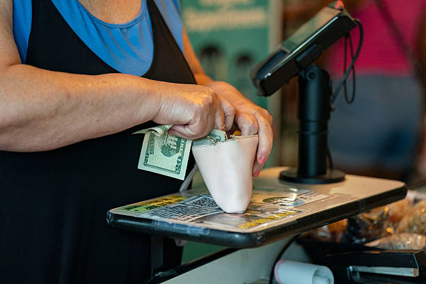 Dólar sobe de leve, enquanto tarifas dos EUA pressionam o dólar canadense